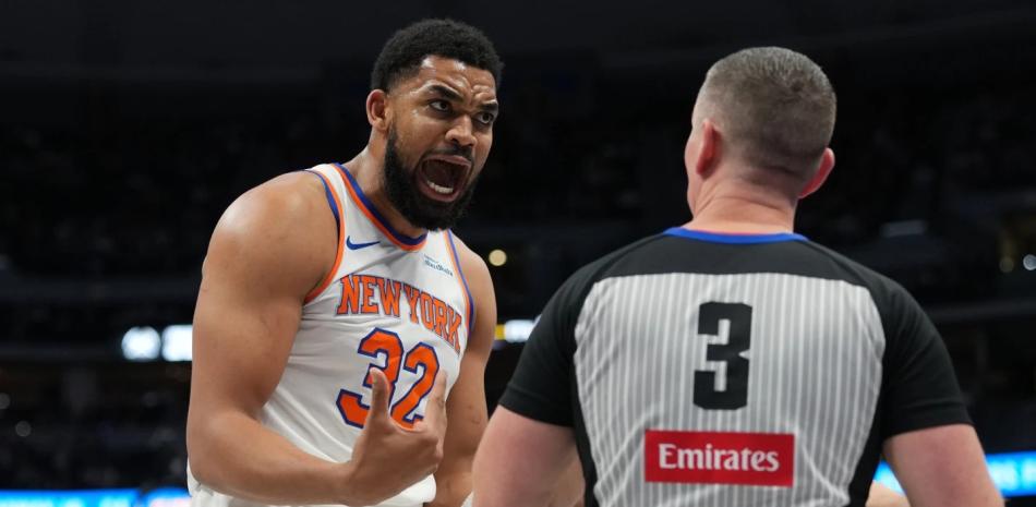 El pívot de los New York Knicks, Karl-Anthony Towns, discute tras ser sancionado por una falta por el árbitro Nick Buchert en la primera mitad de un partido de baloncesto de la NBA contra los Denver Nuggets.