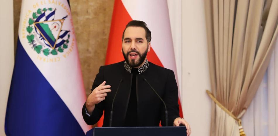 El presidente de El Salvador, Nayib Bukele, habla durante una conferencia de prensa con el presidente electo de Chile en el palacio presidencial en San Salvador.