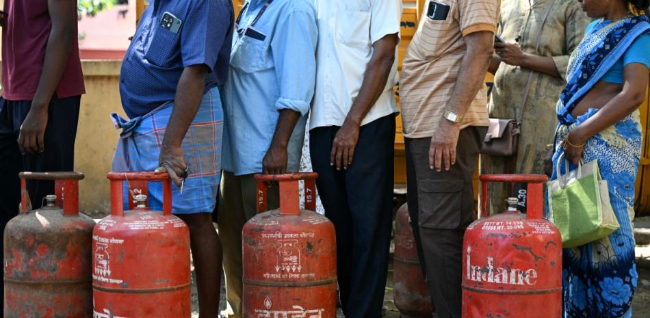 Personas hacen fila para comprar cilindros de gas licuado de petróleo (GLP) para uso doméstico en una oficina de una agencia de gas en Chennai el 11 de marzo de 2026.