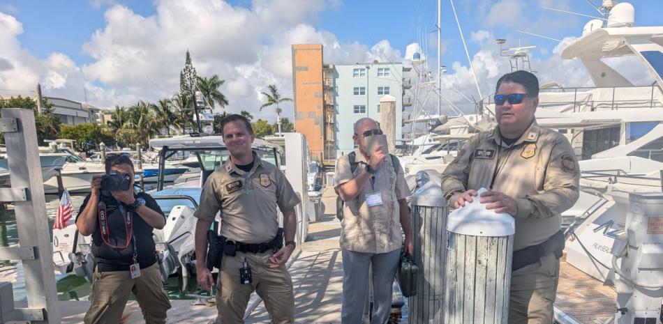 Oficiales de la división de Operaciones Aéreas y Marítimas de CBP (AMO) explican a periodistas latinoamericanos cómo operan en la frontera marítima de Florida, donde interceptan embarcaciones ilegales