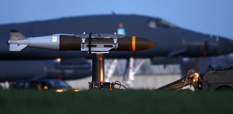 Personal militar terrestre de la USAF carga municiones de ataque directo conjunto (JDAM) en un bombardero B-1 Lancer de la Fuerza Aérea de los Estados Unidos (USAF) en la pista de la RAF Fairford, en el suroeste de Inglaterra, el 11 de marzo de 2026.