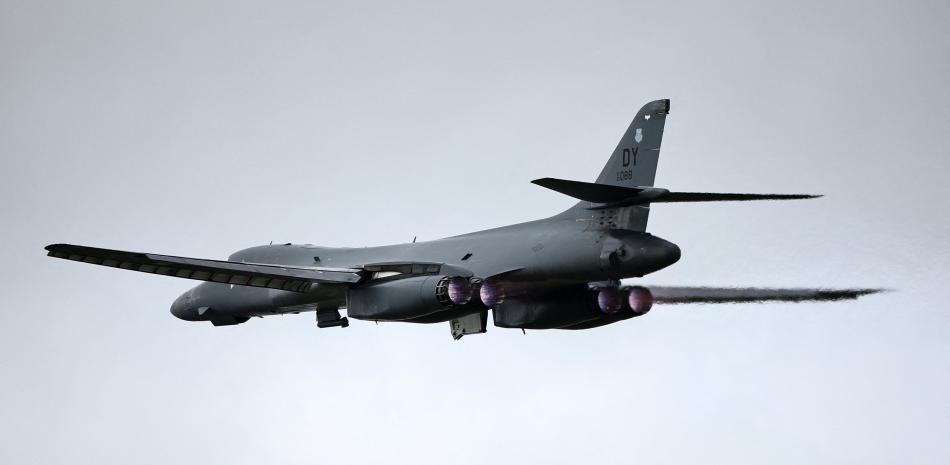 Un bombardero B-1 Lancer de la Fuerza Aérea de Estados Unidos, que transportaba municiones de ataque directo conjunto (JDAM), despegó de la base aérea de Fairford, en el suroeste de Inglaterra