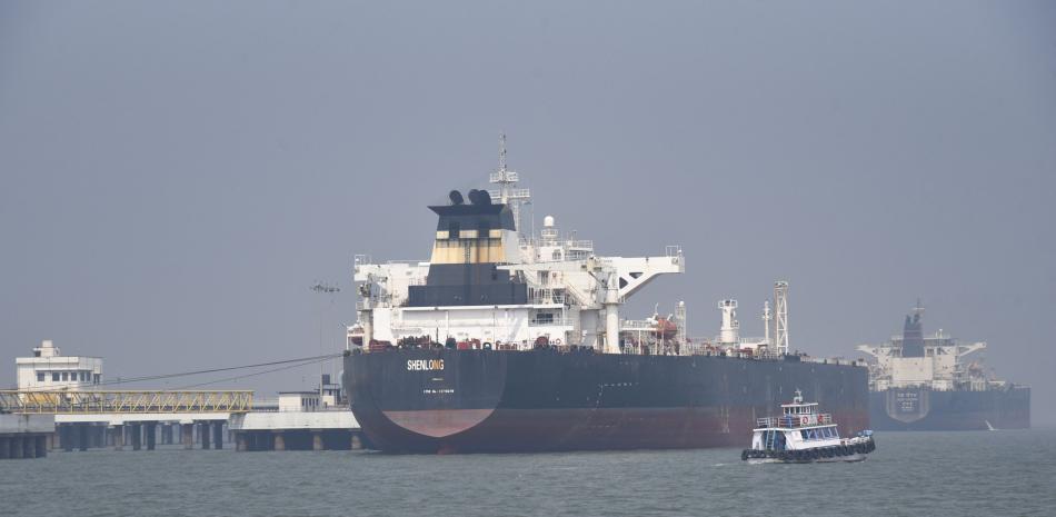 El petrolero Suezmax Shenlong cruza el estrecho de Ormuz desde el puerto saudí de Ras Tanura