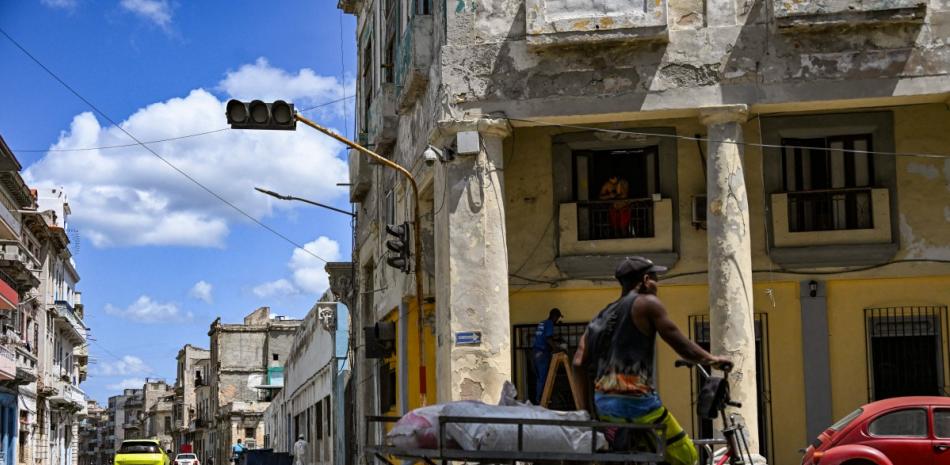 Un hombre monta en triciclo en una esquina de La Habana durante un apagón el 16 de marzo de 2026.