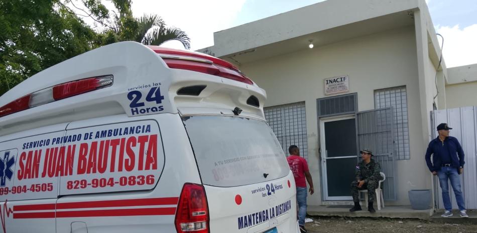 Una ambulancia de servicio privado espera frente al Instituto Nacional de Ciencias Forenses (INACIF) de Santiago.