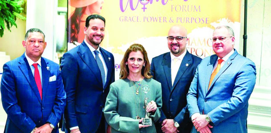 Ligia Bonetti cuando recibía el reconocimiento especial por ser una de las voces latinoamericanas con mayor incidencia en espacios internacionales.