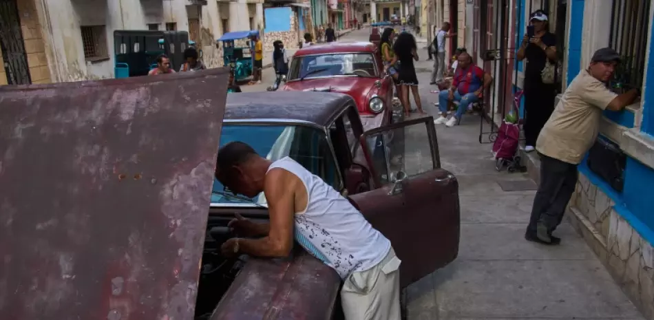 Varias personas permanecen en la calle durante un apagón en La Habana, Cuba, el lunes 16 de marzo de 2026.