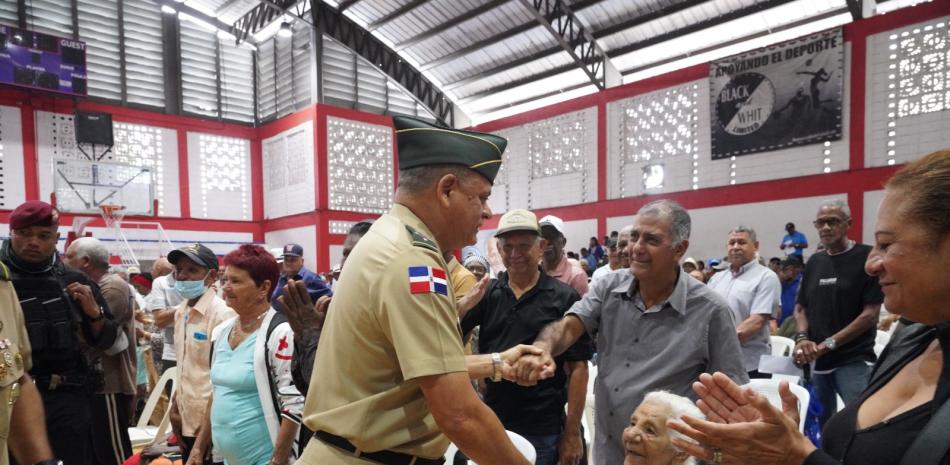Ministro de Defensa junto a pensionados