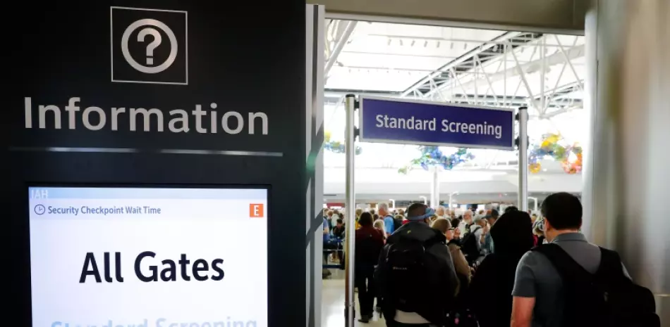 Viajeros aéreos deben soportar largas filas y tiempos de espera de dos horas en el punto de control de seguridad en la Terminal E del Aeropuerto Intercontinental George Bush, el viernes 20 de marzo de 2026, en Houston.