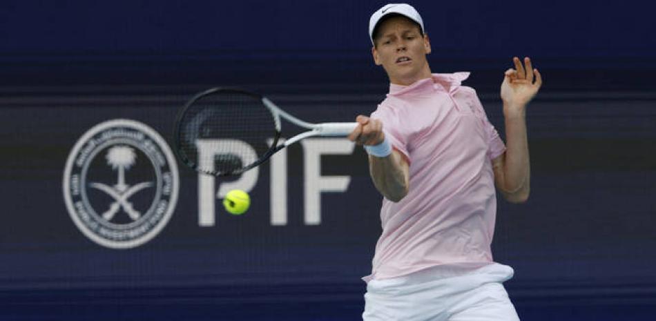 Jannik Sinner en su acción en el partido frente al bosnio Damir Dzumhur a quien venció en una hora y 10 minutos.