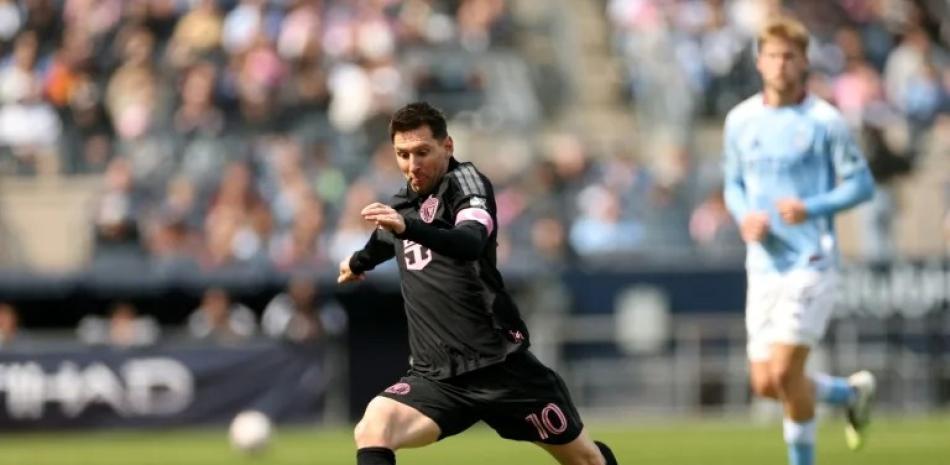 Lionel Messi ataca con el balón en busca de ofensiva para el Inter de Miami, equipo que logró la victoria.