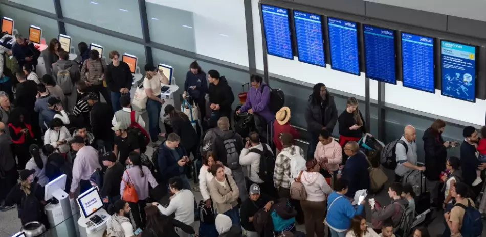 Personas hacen fila en una inspección de seguridad en el Aeropuerto Internacional John F. Kennedy, el domingo 22 de marzo de 2026, en Nueva York.