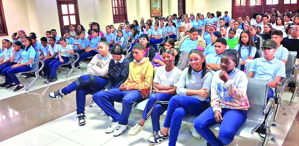 Estudiantes de liceos y escuelas de San José de Ocoa que recibieron Biblias.