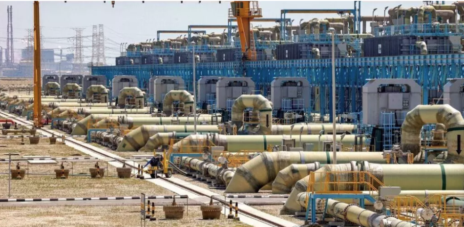 Esta fotografía, tomada el 30 de marzo de 2023, muestra una vista de la planta desalinizadora de Ras al-Khair, propiedad de la Saline Water Conversion Corporation (SWCC) del Gobierno saudí, situada en la costa del Golfo, al este de Arabia Saudí