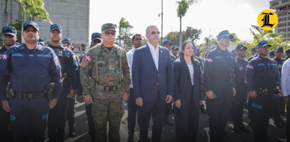 Los oficiales serán desplegados en playas, ríos, balnearios, carreteras, autopistas y centros turísticos, desde el martes 31 de marzo hasta el domingo 5 de abril<br /><br />https://listindiario.com/la-republica/gobierno/20260331/despliegan-35-000-uniformados-asueto-semana-santa_900052.html