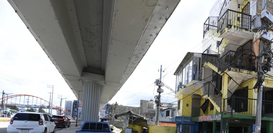 Residentes en la calle marginal del Metro de Los Alcarrizos piden asfaltado