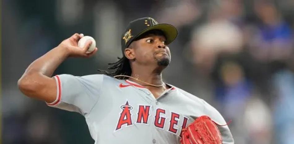 José Soriano realiza un pitcheo al pentágono durante el partido en que Anaheim se impuso 2-0 a los Cachorros.