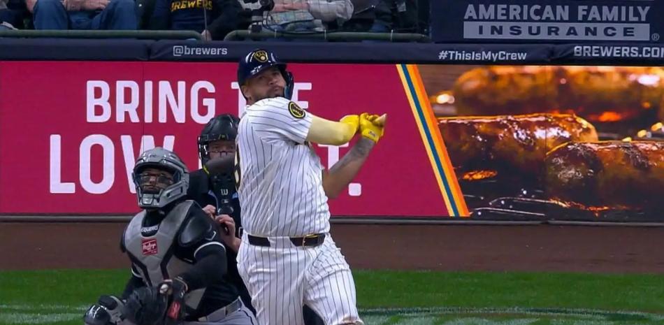 Gary Sánchez completa su swing tras disparar un cuadrangular.