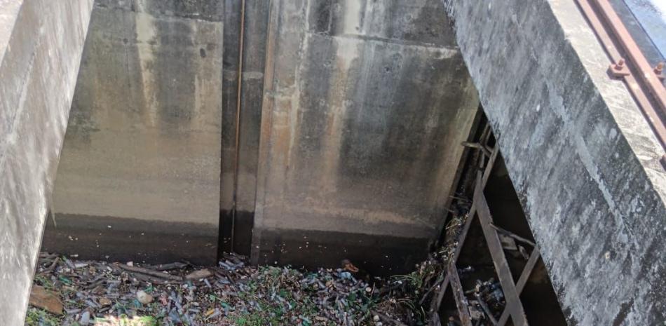 CAASD informa que cúmulo de desechos obligan a sacar de servicio el acueducto Barrera de Salinidad