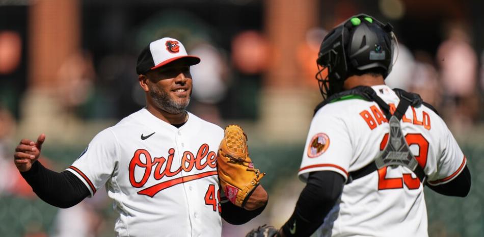 Samuel Basallo es felicitado por Albert Suárez luego que una revisión realizada por el dominicano hizo variar un conteo en bola cantado por el auxiliar, fue revertida e hizo finalizar el partido.