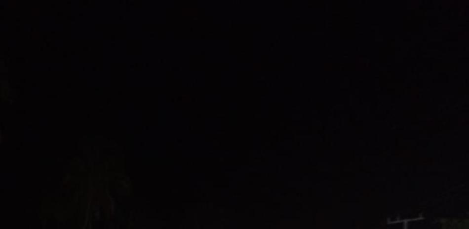 Protestas por apagones paralizan tránsito en la carretera Barahona-Enriquillo