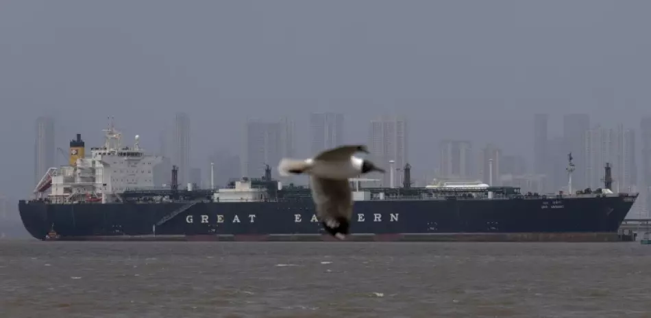 El carguero de bandera india Jag Vasant, que transporte gas licuado de petróleo, visto en el puerto de Mumbai, en Mumbai, India, tras haber cruzado el estrecho de Ormuz el 1 de abril de 2026