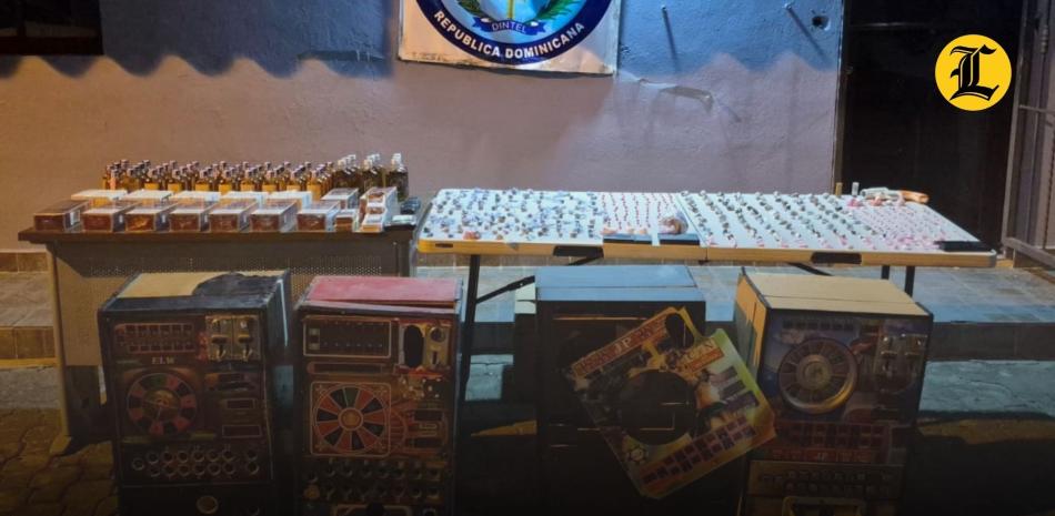 Agentes de la Policía Nacional, adscritos a la Dirección Central de Inteligencia (DINTEL), desmantelaron la tarde de hoy un punto de distribución de sustancias controladas y bebidas alcohólicas adulteradas, durante un operativo focalizado en el sector Las Palmas de Herrera, Santo Domingo Oeste.