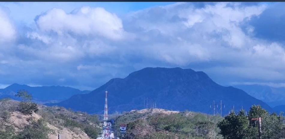 Conductores reportan taponamiento en salida de circunvalación Baní