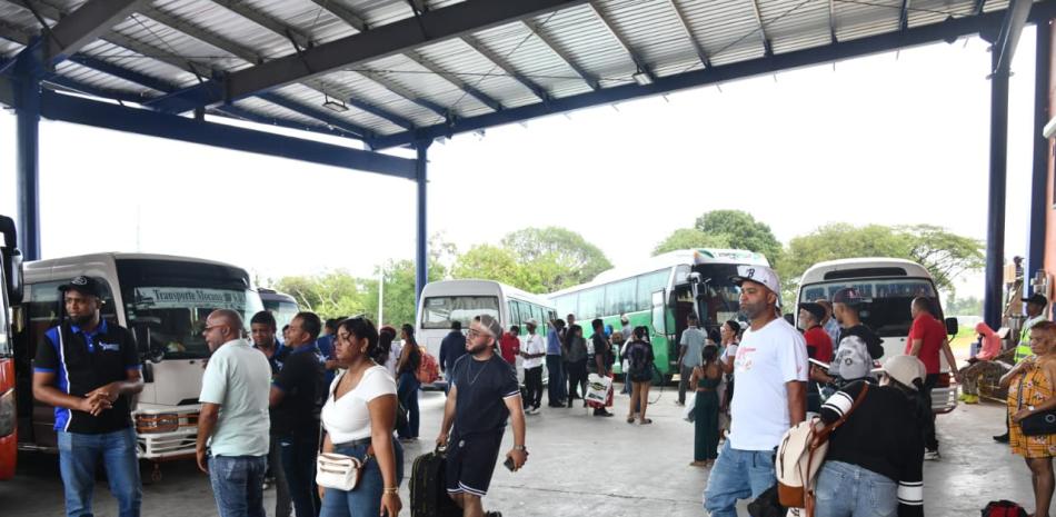 Gran flujo de personas en las diferentes paradas del transporte interurbano por la Semana Santa