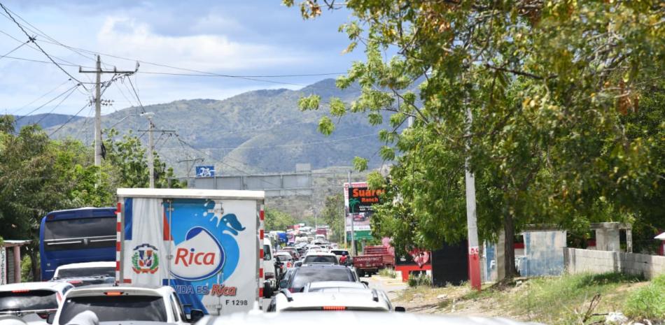 Traslado masivo de personas hacia el sur provoca taponamiento en carretera Sánchez
