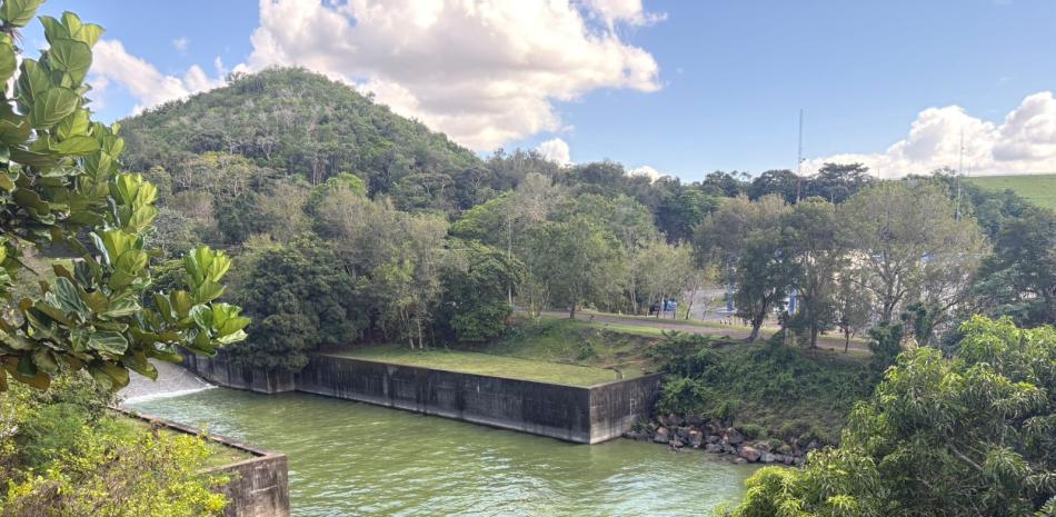 Denuncian que contaminación de presa de Hatillo agrava crisis económica de pescadores y comerciantes