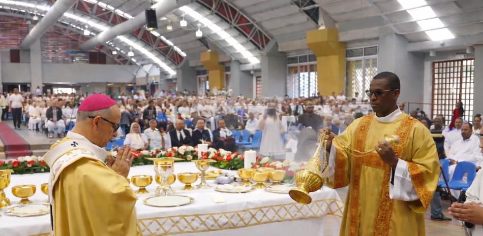 Sacerdotes renuevan promesas en Misa Crismal marcada por llamado al compromiso espiritual