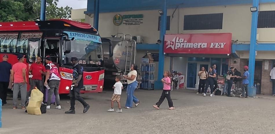 Aumenta flujo de pasajeros en medio de lluvias y desafíos de movilidad por Semana Santa