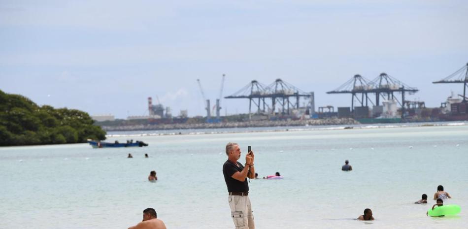 Boca Chica recibe bañistas en un Jueves Santo marcado por un clima gris
