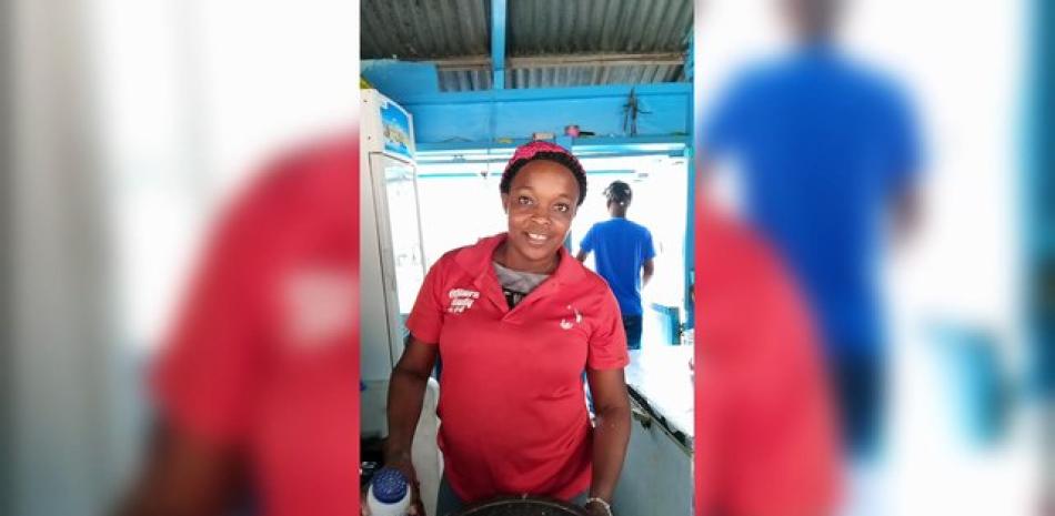 Desde los 500 pesos dicen comerciantes vender el pescado en la playa de Boca Chica, incluyendo el lugar de consumo.<br /><br />Además, expresan estar esperanzados de que las ventas sean más fluidas a partir de este viernes 3 de abril cuando las personas visitan las diferentes playas, rios y balnearios como de constumbre.<br />