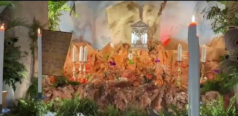 En la Iglesia católica, una vez culminadas las actividades correspondientes al Jueves Santo, como es el lavatorio de pies y la institución de la eucaristía y el sacerdocio, inicia el Recorrido por las Siete Iglesias.