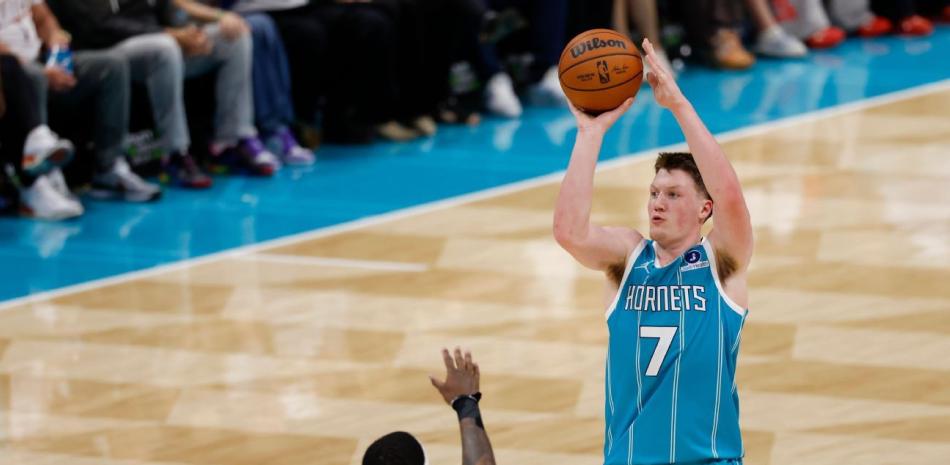 Kon Knueppel se apresta a encestar un disparo desde el área de tres puntos en el choque en que Charlotte se impuso a los Suns.