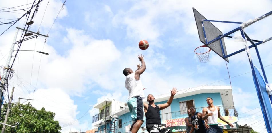 Calma y tradiciones marcan el Viernes Santo en barrios del Distrito Nacional