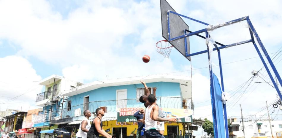Juegos de dominó, vitilla, baloncesto y la fe predominan en sectores del Distrito Nacional