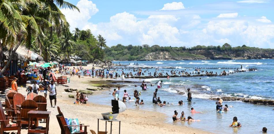Bañistas disfrutan con calma y serenidad en playa Najayo