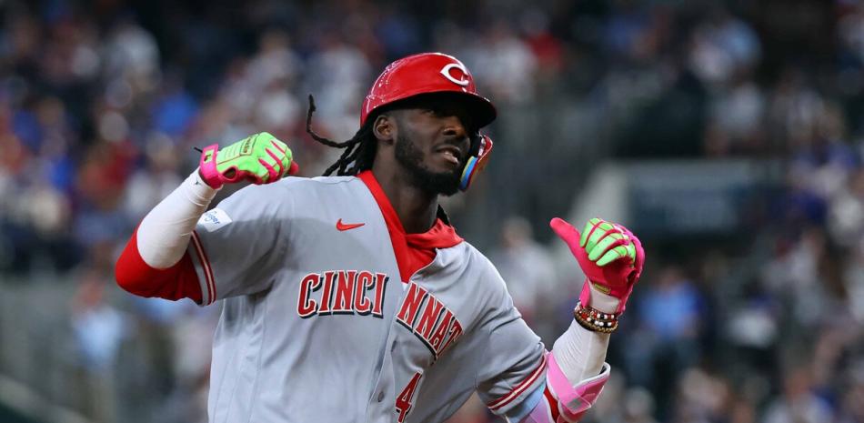 Elly De la Cruz celebra luego de conectar su sencillo remolcador que a la postre fue la vuelta del triunfo para los Rojos de Cincinnati.