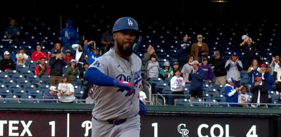 Teoscar Hernández recorre las bases luego de conectar un vuelacercas en el octavo que asegurò la victoria de los Dodgers.