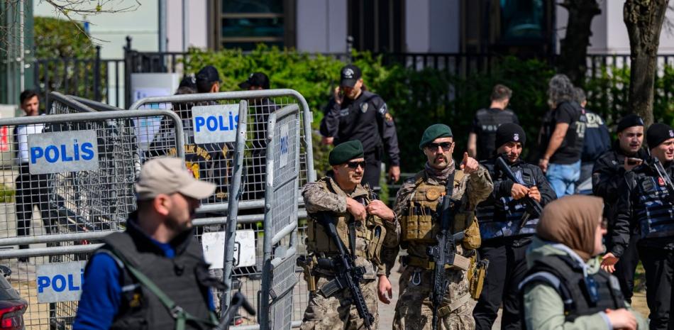 Agentes de policía permanecen en alerta cerca del Consulado de Israel en Estambul el 7 de abril de 2026, tras un tiroteo entre hombres armados y la policía.