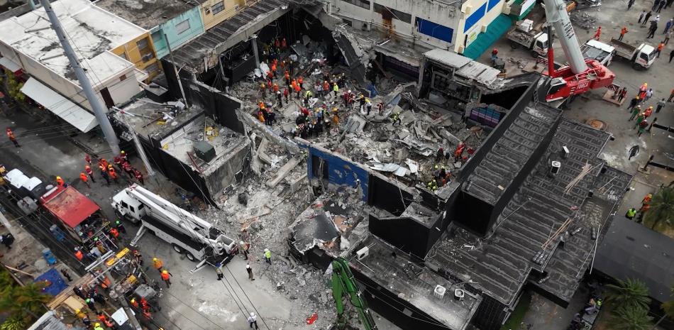 Brigadistas buscan sobrevivientes en la zona del desastre ocurrido en la madrugada del 8 de abril de 2025.