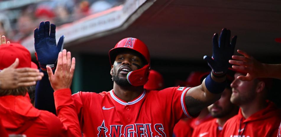 Jorge Soler celebra con sus compañeros luego de conectar jonrón con las bases llenas.
