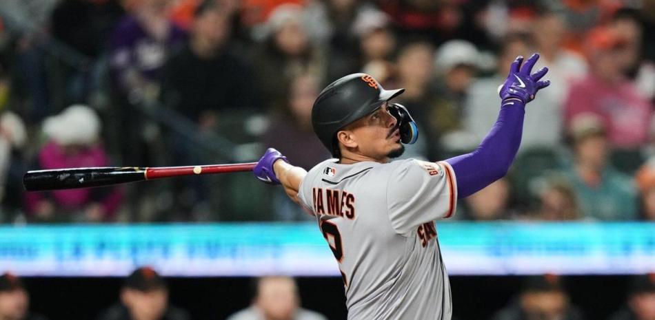 Willy Adames completa el swing con el que disparó su segundo vuelacercas para los Gigantes.