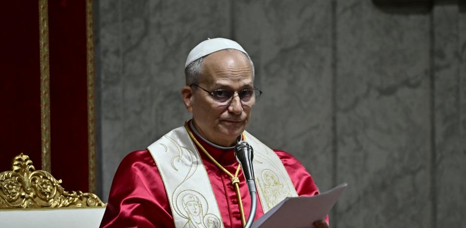 El Papa León XIV pronuncia un discurso durante una vigilia y un rosario por la paz en la Basílica de San Pedro en el Vaticano el 11 de abril de 2026. (Foto de Filippo MONTEFORTE