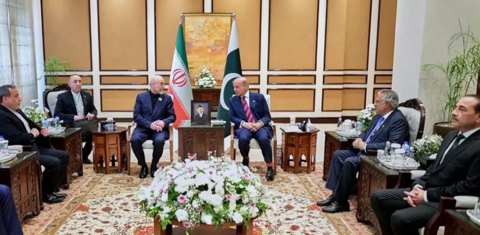 En esta fotografía difundida por la Oficina del Primer Ministro de Pakistán, la delegación iraní de visita, encabezada por el presidente del Parlamento iraní, Mohamad Baqer Qalibaf —tercero por la izquierda—, se reúne con el primer ministro pakistaní, Shehbaz Sharif, en Islamabad (Pakistán), el sábado 11 de abril de 2026.