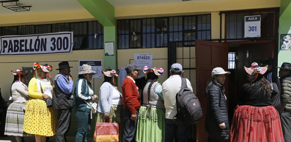 El 12 de abril de 2026, la gente hace fila para votar durante las elecciones presidenciales en un centro de votación en Capachica, provincia de Puno, Perú.