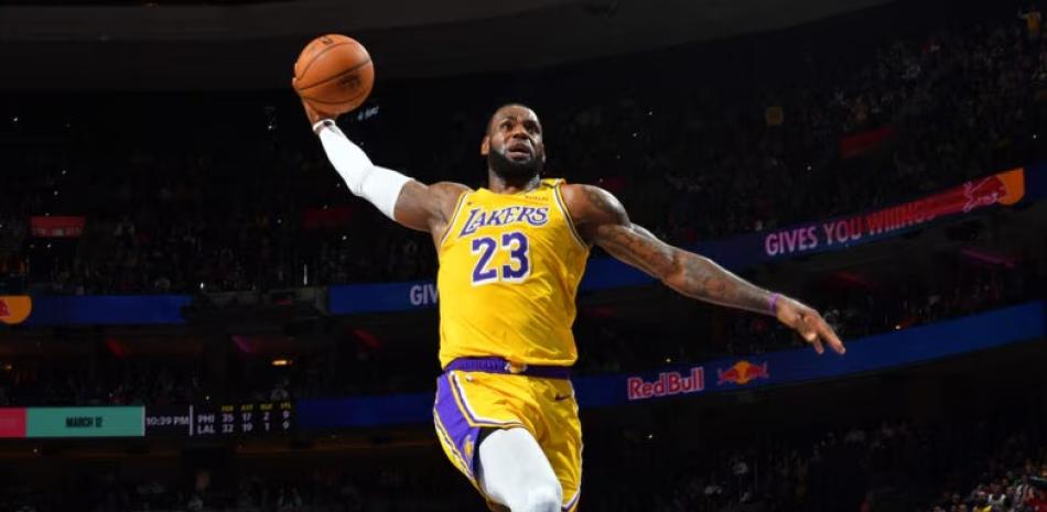 LeBron James había pasado a un rol secundario en los Lakers, pero ante las lesiones de Doncic y Reaves tendrá que volver a colocarse la capa principal.